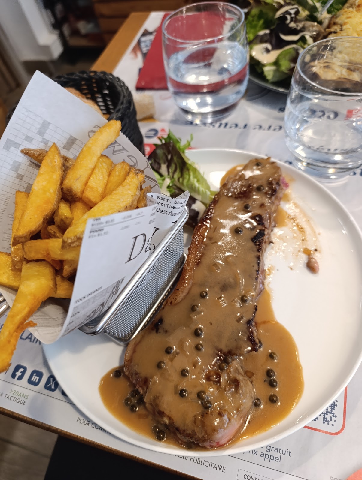 Pièce de viande, sauce au poivre vert, frites maison et salade