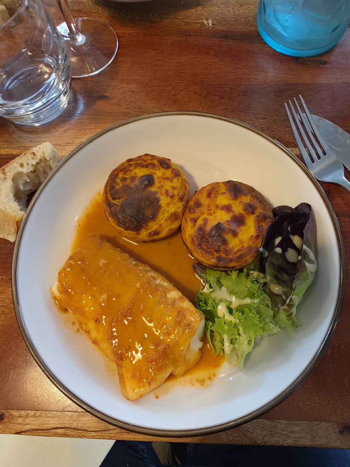 Plat gratiné et sa garniture, salade fraîche
