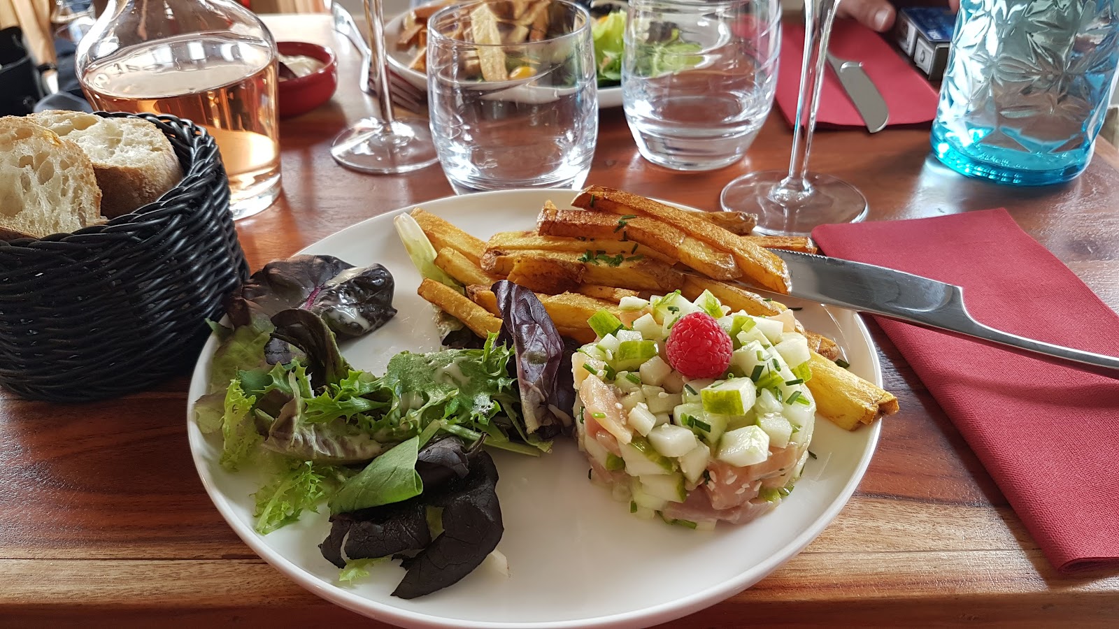 Assiette maison : tartare de saumon, frites maison et salade