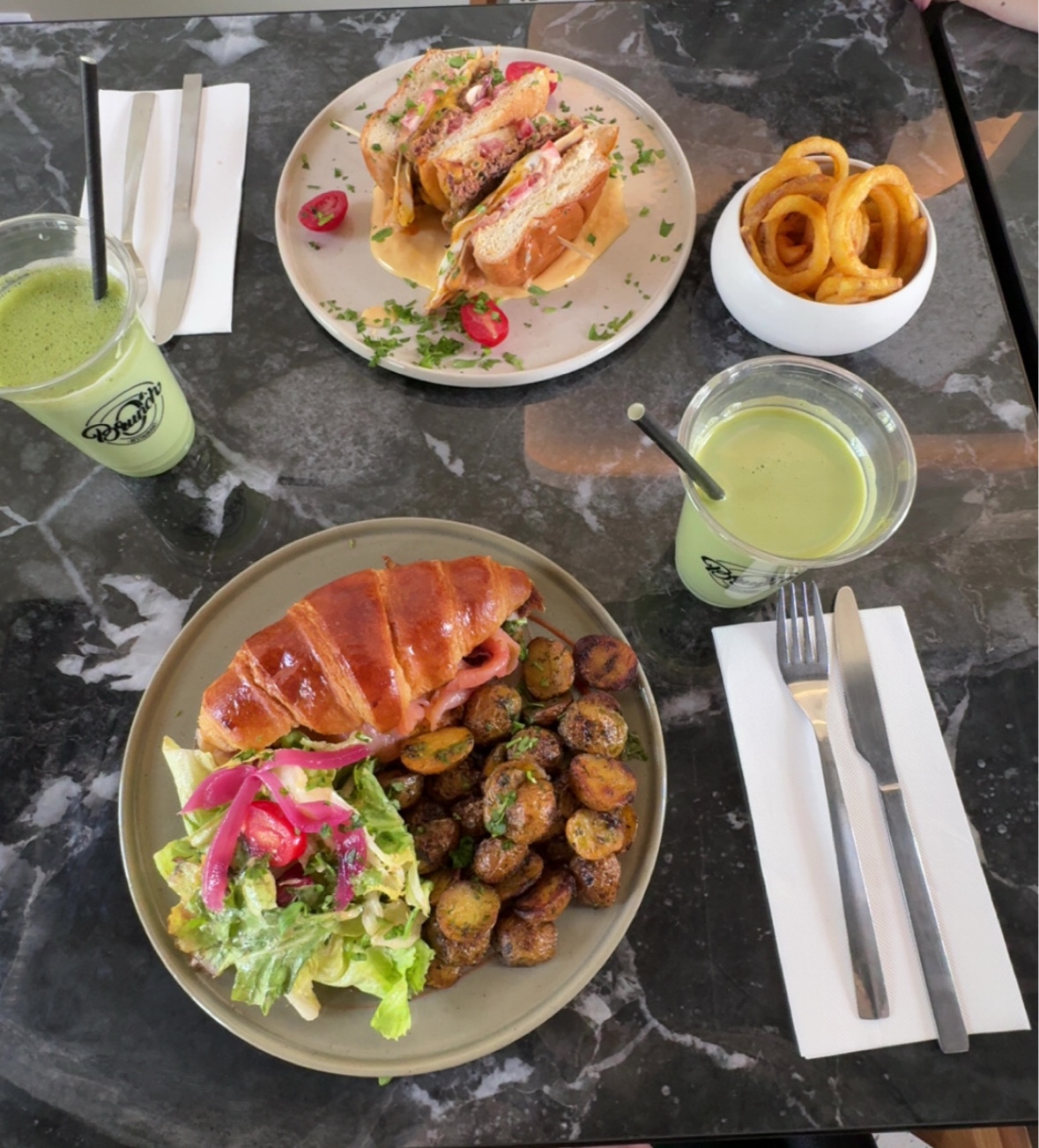 Brunch partagé : sandwich, croissant gourmand et boissons maison