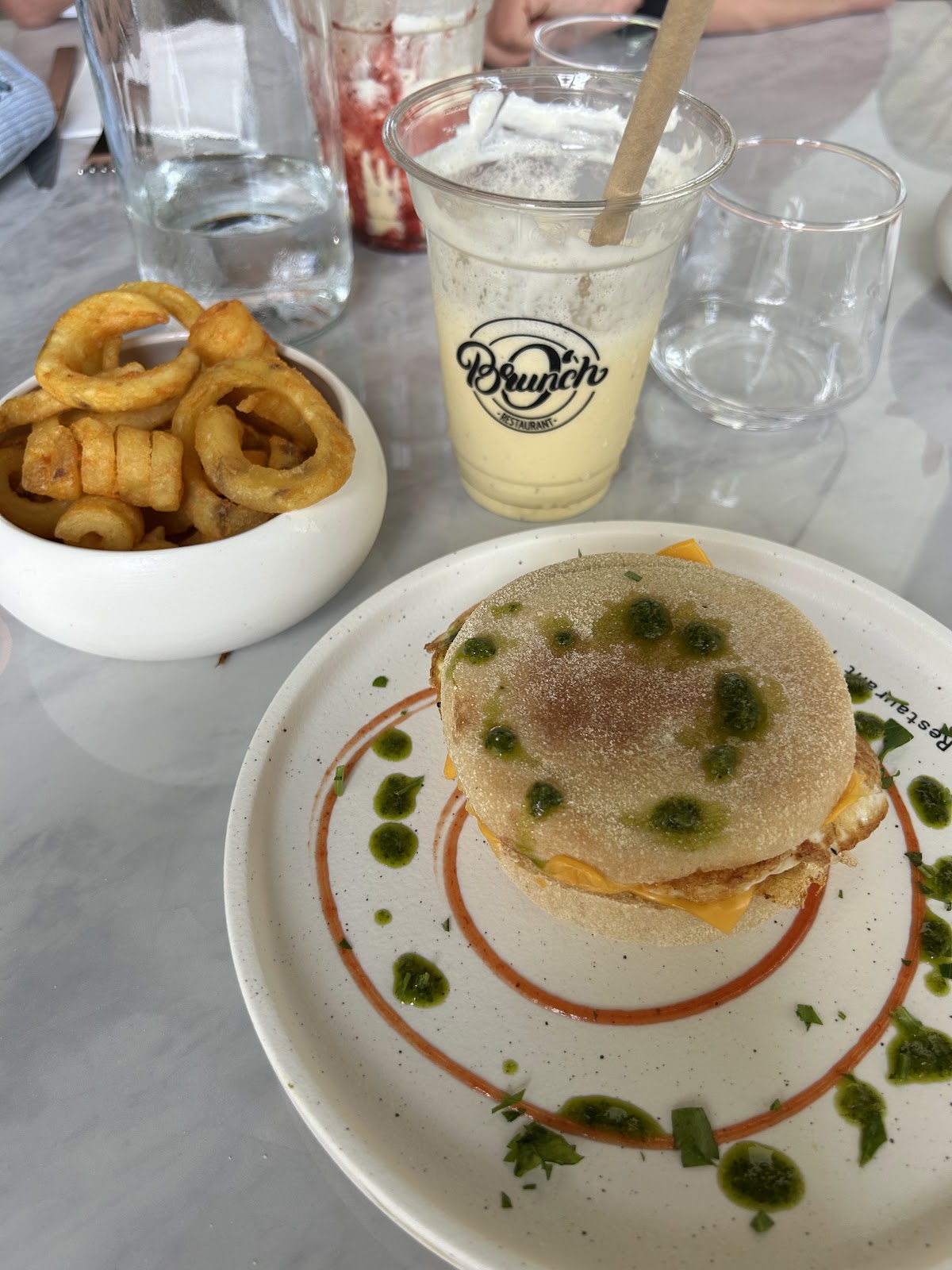 Muffin œuf-cheddar croustillant, frites torsadées et milkshake maison