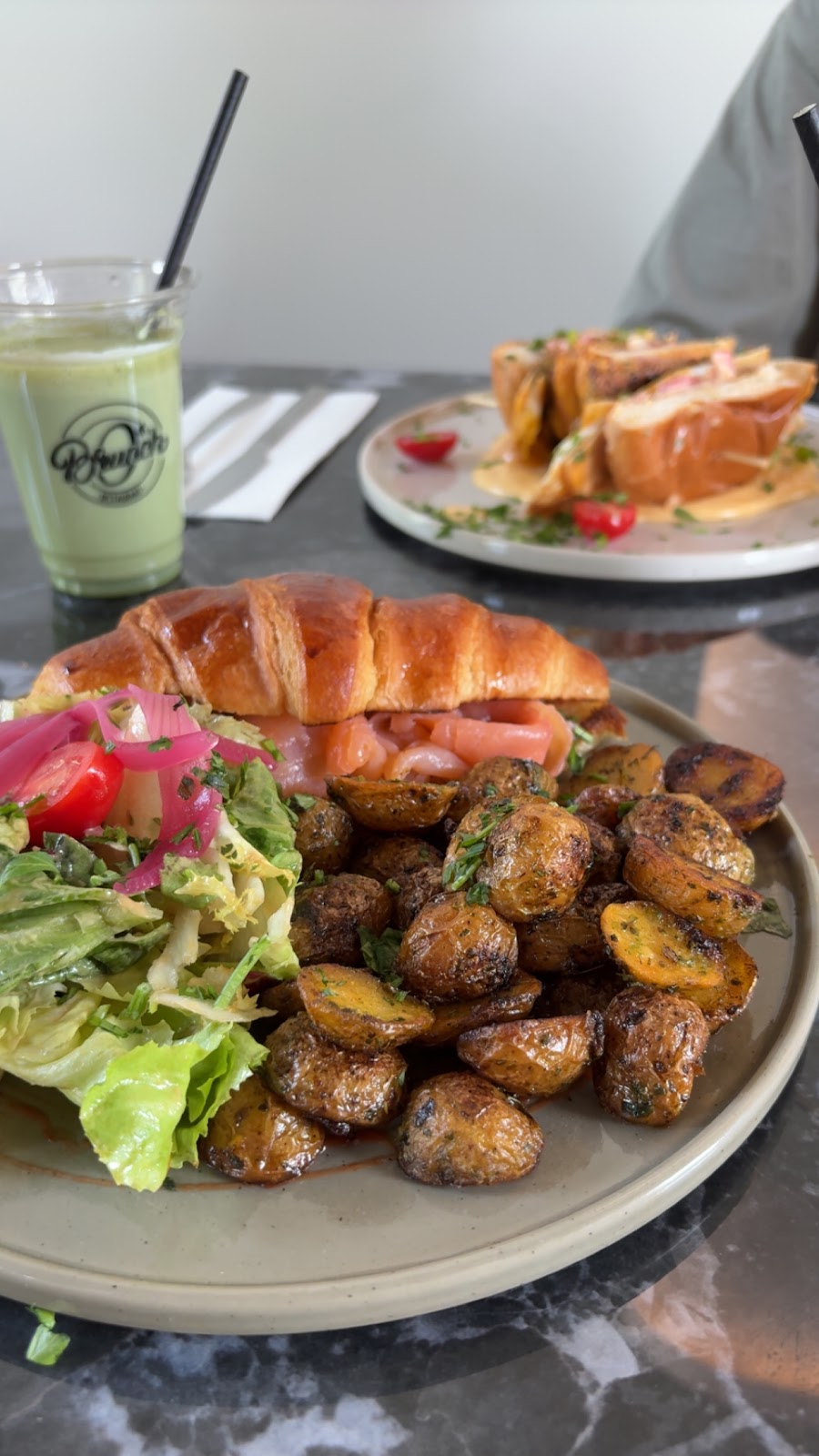 Croissant au saumon, pommes de terre sautées et boisson maison chez O'Brunch Compiègne