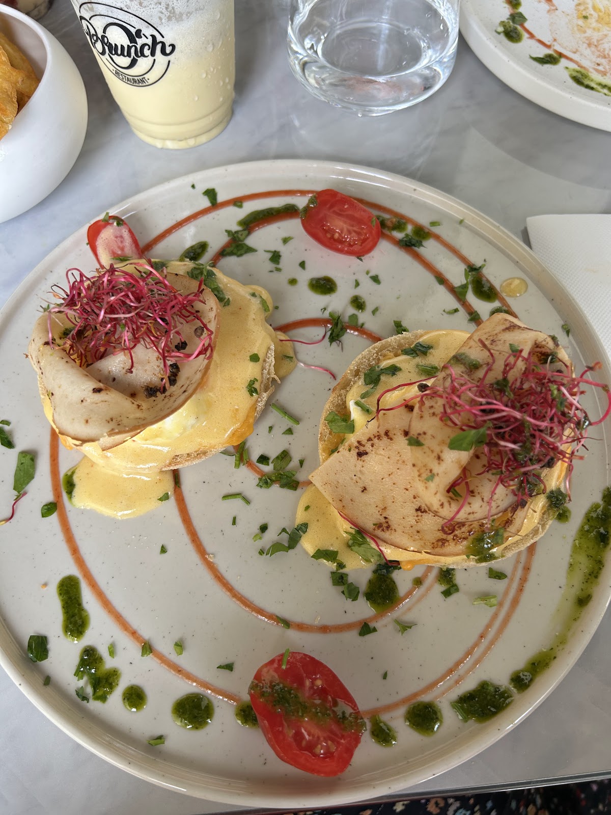 Œufs façon benedict, tomates cerises et roquette