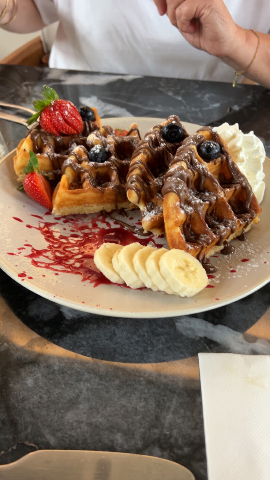 Gaufres au chocolat, fruits frais et chantilly